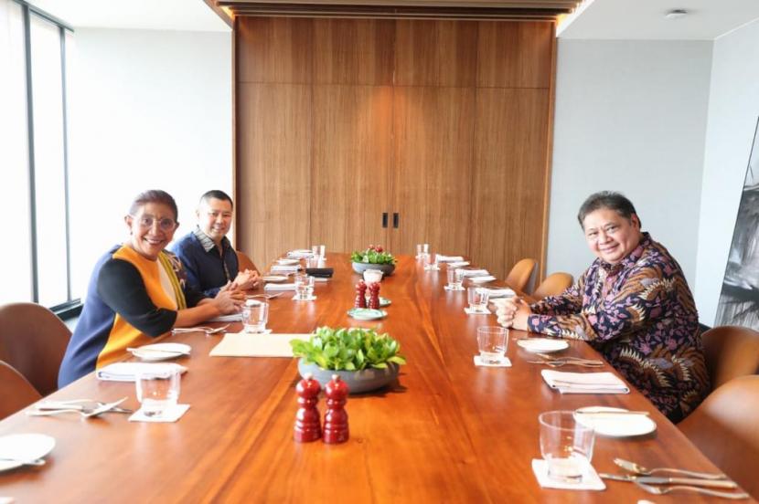 Ketua Umum DPP Partai Persatuan Indonesia (Perindo) Hary Tanoesoedibjo (HT) bertemu dengan Ketua Umum Partai Golkar Airlangga Hartarto dan mantan Menteri Kelautan dan Perikanan Susi Pudjiastuti di Jakarta, Selasa (23/8/2022).