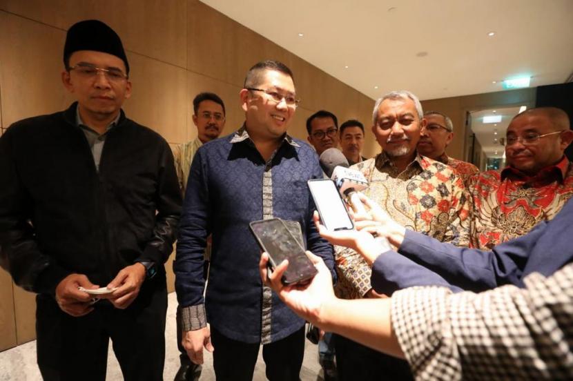 Ketua Umum DPP Partai Persatuan Indonesia (Perindo) Hary Tanoesoedibjo (depan dua dari kiri)) bertemu dengan Presiden Partai Keadilan Sejahtera (PKS) Ahmad Syaikhu (depan dua dari kanan) di Jakarta, Selasa (23/8/2022). Pertemuan pimpinan Perindo dan PKS untuk mencari titik temu berkolaborasi pada 2024.