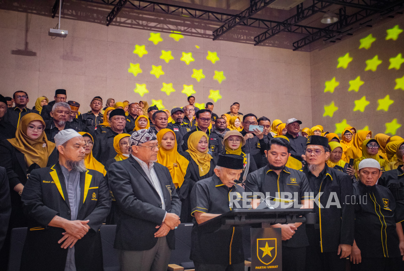 Ketua Umum DPP Partai Ummat Ridho Rahmadi (ketiga kanan) dan Ketua Majelis Syura Partai Ummat Amien Rais (keempat kanan)  kickoff Rapat Kerja Nasional (Rakernas) Partai Ummat, Jumat (18/10/2025). 
