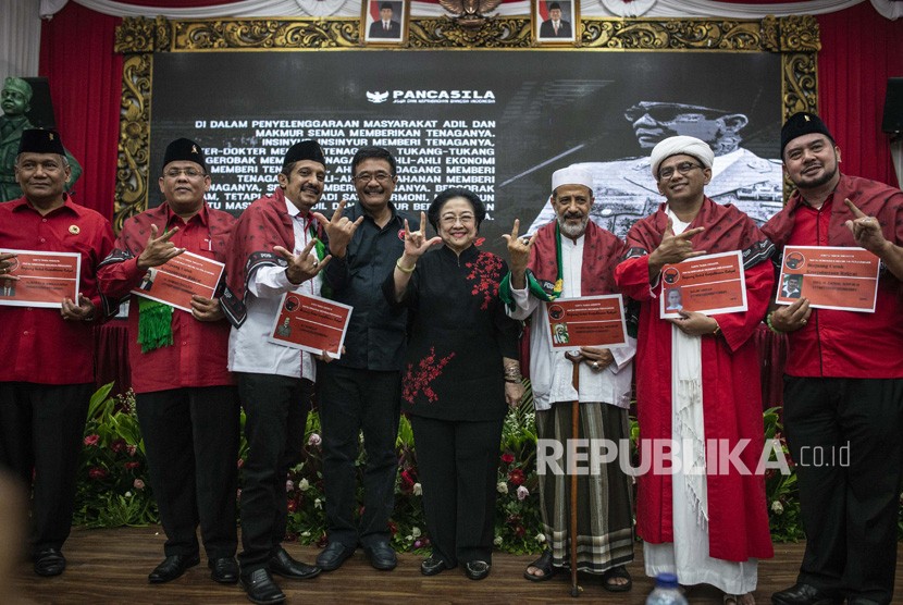 Ketua Umum DPP PDI Perjuangan Megawati Soekarnoputri (keempat kanan) bersama Ketua DPP PDI Perjuangan Djarot Saiful Hidayat (keempat kiri) berfoto bersama para tokoh agama dan purnawirawan TNI-Polri dalam acara penyerahan kartu tanda anggota (KTA) PDI Perjuangan, di Kantor DPP PDI Perjuangan, Jakarta, Selasa (2/4/2019).