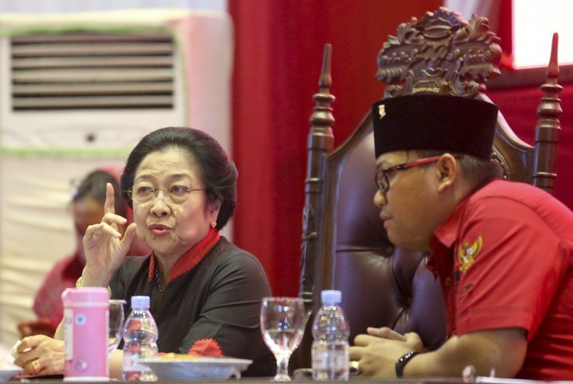 Ketua Umum DPP PDI Perjuangan Megawati Soekarnoputri (kiri) berbincang dengan Ketua DPD PDI Perjuangan Provinsi Sumsel Giri Ramanda N Kiemas (kanan) 