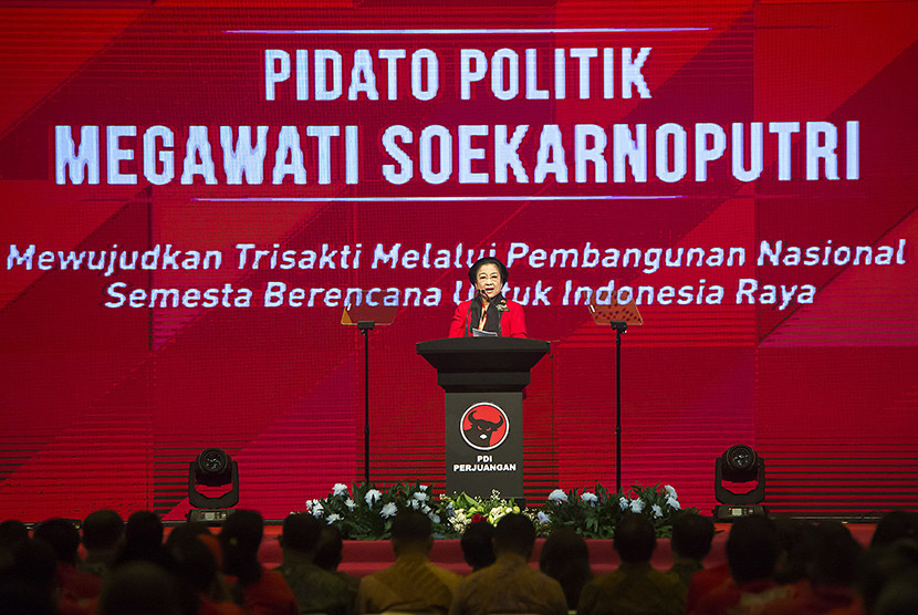 Ketua Umum DPP PDI Perjuangan Megawati Soekarnoputri memekikan salam kebangsaan Merdeka ketika menyampaikan pidato politiknya pada acara pembukaan Rapat Kerja Nasional I PDI Perjuangan di Hall D2 Pekan Raya Jakarta, Kemayoran, Jakarta, Minggu (10/1).