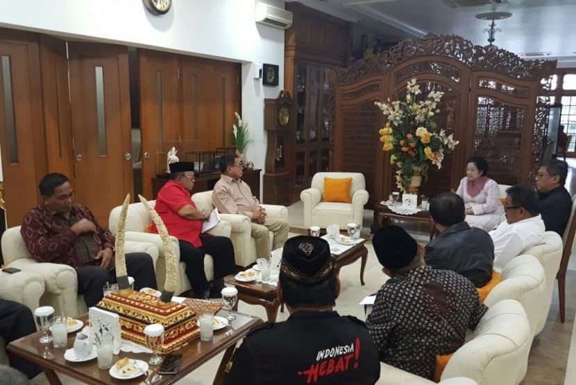 Ketua Umum DPP PDI Perjuangan Megawati Soekarnoputri menerima dan melakukan dialog dengan kepala daerah terpilih yang diusung PDIP pada Pilkada Aceh 2017.