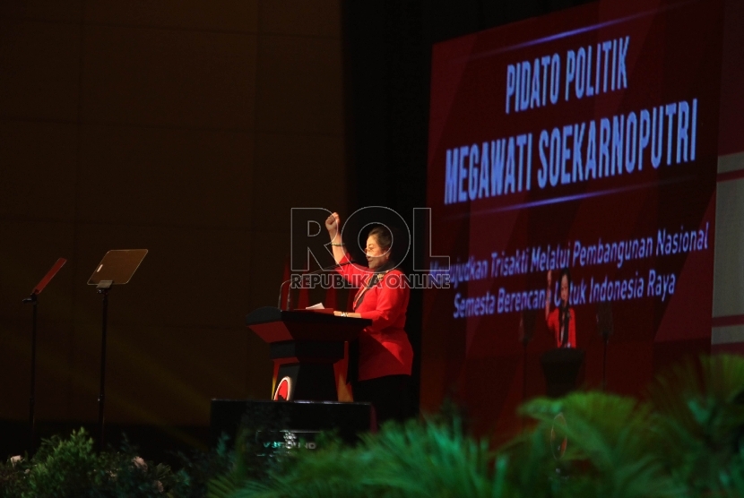 Ketua Umum DPP PDI Perjuangan Megawati Soekarnoputri menyampaikan pidato sambutannya pada pembukaan Rapat Kerja Nasional Partai Demokrasi Indonesia Perjuangan (PDI-P) di Jakarta International Expo (JIExpo), Kemayoran, Jakarta, Ahad (10/1). 