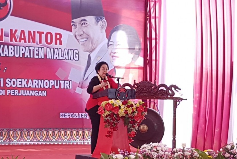 Ketua Umum DPP PDI Perjuangan Megawati Soekarnoputri meresmikan Kantor DPC PDIP Kabupaten Malang di Jalan Wonosari, Kepanjen, Ahad (10/9).