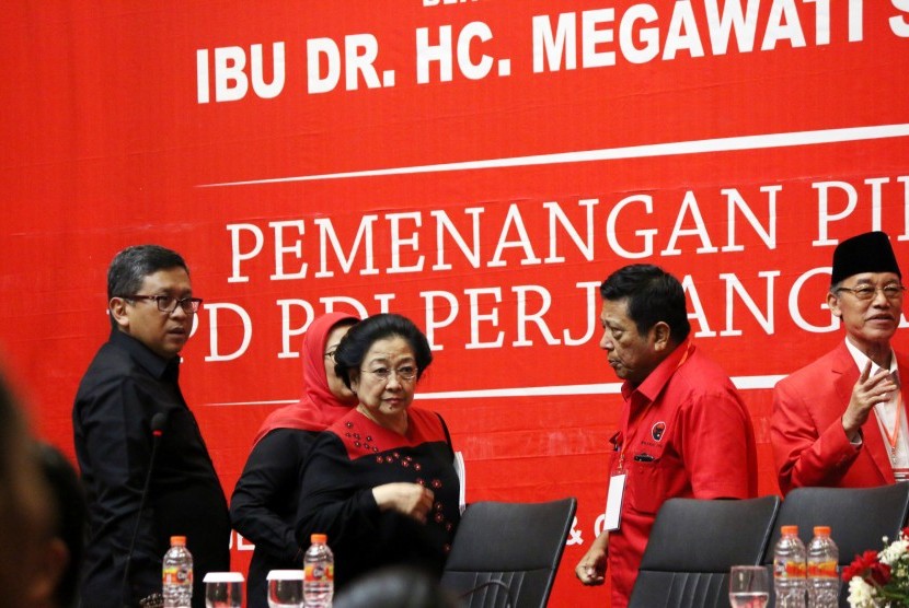Ketua Umum DPP PDI Perjuangan Megawati Soekarnoputri saat memimpin rapat konsolidasi partai membahas pemenangan Pilgub Jawa Timur serta Pilkada serentak di Ijen Suite, Kota Malang, Ahad (10/9) sore.