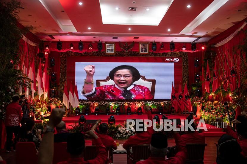 Ketua Umum DPP PDI Perjuangan Megawati Soekarnoputri tampil di layar saat menyampaikan pidato politiknya dalam peringatan HUT Ke-49 PDIP di kantor DPP PDIP, Jakarta Pusat, Senin (10/1/2022). Peringatan yang digelar secara daring dan luring tersebut mengangkat tema Bangunlah Jiwa dan Badannya untuk Indonesia Raya.