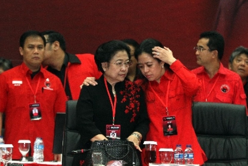 Ketua Umum DPP PDI Perjuangan, Megawati Sukarnoputri (kiri) berdiskusi dengan Ketua DPP Bidang Politik PDIP, Puan Maharani (kanan)