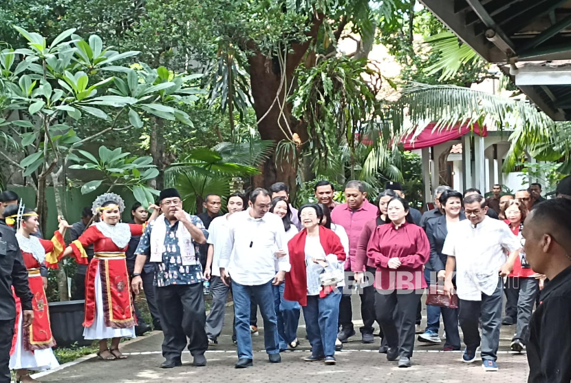 Ketua Umum DPP PDI Perjuangan (PDIP) Megawati Soekarnoputri saat menyalurkan hak pilihnya di TPS 024, Kebagusan, Pasar Minggu, Jakarta Selatan pada Rabu (27/11/2024). 