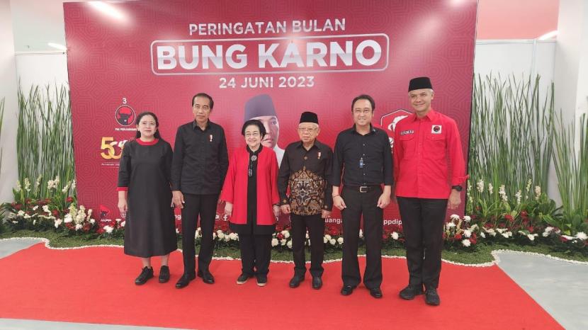 Ketua Umum DPP PDI Perjuangan (PDIP) Prof Dr (HC) Megawati Soekarnoputri, Presiden Joko Widodo (Jokowi), dan Wakil Presiden KH Maruf Amin, Ganjar Pranowo, M Prananda Pranowo, dan Puan Maharani.