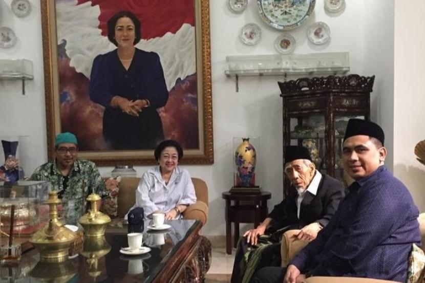 Ketua Umum DPP PDIP Perjuangan Megawati Soekarnoputri dan Sekretaris Umum PP Bamusi, KH Nasyirul Falah Amru, saat bertemu dengan KH Maemun Zubaer, sebelum berangkat haji 2019 (Foto ilustrasi)