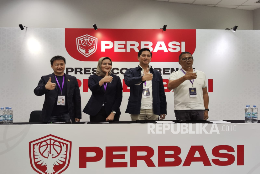 Ketua Umum DPP Perbasi Budi Djiwandono (kedua kanan) di Indonesia Arena, Senayan, Jakarta, Ahad (23/2/2025) saat mengumumkan hukuman untuk siswa pelaku pemukulan dalam turnamen basket antar-SMP di Bogor yang terjadi pekan lalu.