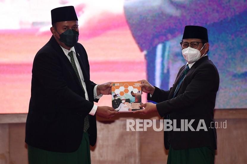 Ketua Umum DPP PKB Muhaimin Iskandar (kanan) menerima buku kinerja fraksi dari Ketua Fraksi PKB DPR Cucun A Syamsurijal dalam peringatan Hari Lahir ke-22 Fraksi PKB DPR dan perayaan Hari Santri Nasional 2021 di Kompleks Parlemen, Senayan, Jakarta, Senin (1/11/2021).