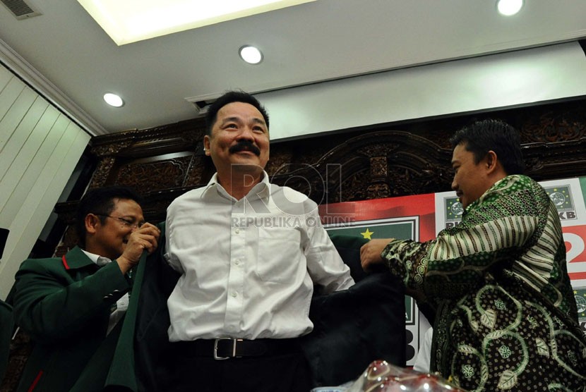 Ketua Umum DPP PKB Muhaimin Iskandar (kiri) bersama Sekjen DPP PKB Imam Nachrowi (kanan), mengenakan jaket partai kepada pengusaha sekaligus pemilik Lion Air, Rusdi Kirana (tengah) di Jakarta, Ahad (12/10). 