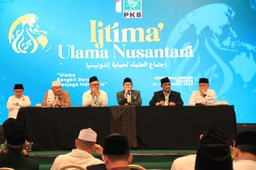 Ketua Umum DPP PKB, Muhaimin Iskandar, memberi arahan pada acara di lokasi Ijtima Ulama Nusantara, Hotel Millenium, Jakarta, Sabtu (14/1/2023).