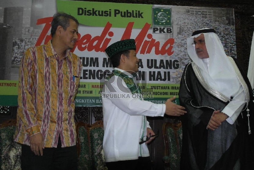Ketua Umum DPP PKB Muhaimin Iskandar (tengah) bersalaman dengan Duta Besar Saudi Arabia untuk Indonesia Mustafa Ibrahim A. Al-Mubarak (kanan) disaksikan Mantan Dirjen PHU Kemenag Anggito Abimayu usai acara Diskusi Publik “Tragedi Mina” di Jakarta, Kamis (1