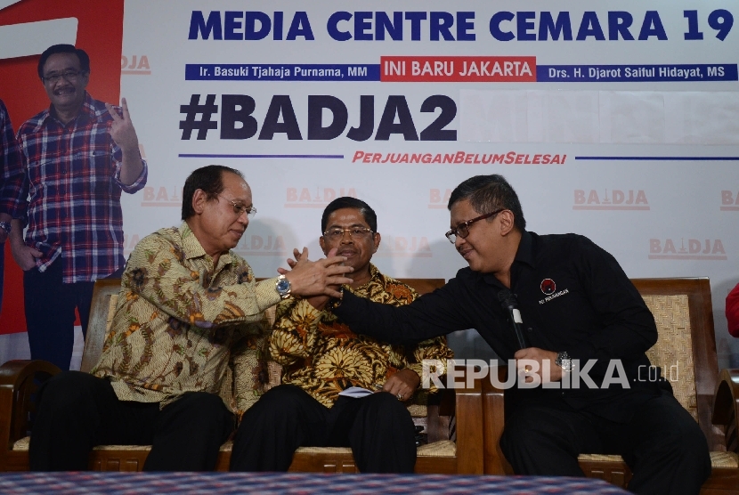 Ketua Umum DPP PPP Djan Faridz, bersama Sekjen DPP Partai Golkar Idrus Marham, dan Sekjen PDI Perjuangan Hasto Kristiyanto (dari kiri ke kanan) bersalaman seusai memberikan keterangan kepada wartawan di Media Centre Badja, Jakarta, Selasa (18/4). 