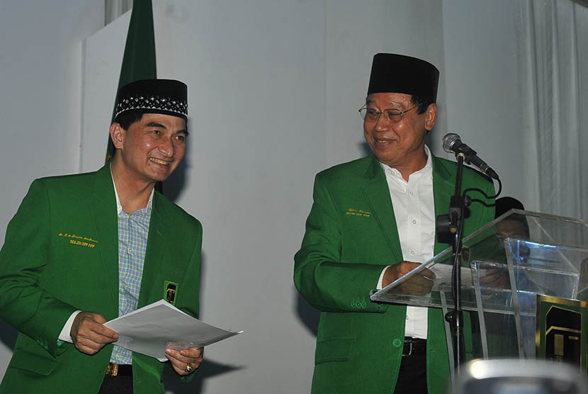 Ketua Umum DPP PPP Djan Faridz  (kanan) bersama Sekjen PPP Dimyati Natakusumah (kiri) dalam Silaturahmi Nasional Partai Persatuan Pembangunan di Jakarta, Ahad (22/11). (Antara/Puspa Perwitasari)