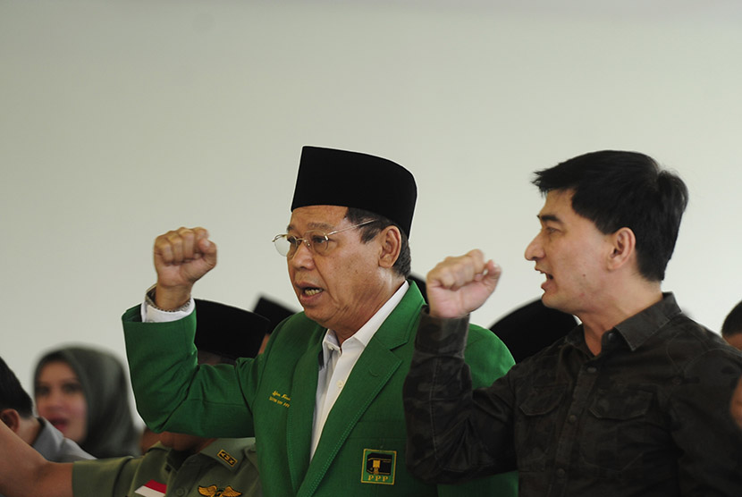 Ketua Umum DPP PPP Djan Faridz (kiri) didampingi Sekjen Dimyati Natakusumah (kanan) mengacungkan kepalan tangan saat pelantikan dan musyawarah kerja nasional Angkatan Muda Ka'bah di Kantor DPP PPP Jakarta, Jumat (13/11).