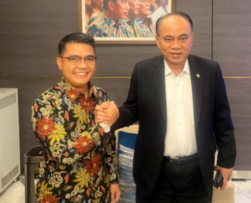 Ketua Umum DPP Projo Muda Yudi Ariesta Chandra (kiri) bersama Ketua Umum Projo Budi Arie Setiadi. 