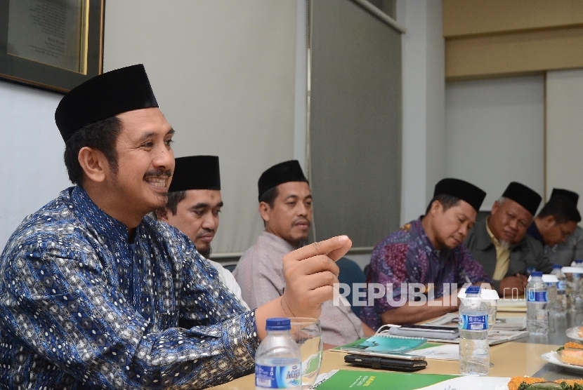Ketua umum DPP Wahdah Islamiyah Muhammad Zaitun Rasmin (kiri) beserta pengurus lainnya berbicara saat bersilaturahim ke kantor harian Republika di Jaktarta, Kamis ( 2/6).