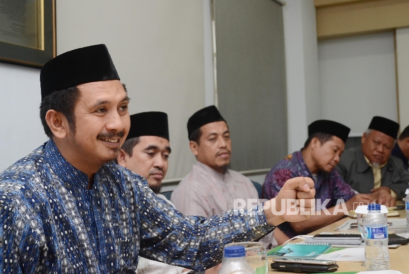 Ketua umum DPP Wahdah Islamiyah Muhammad Zaitun Rasmin (kiri) beserta pengurus lainnya saat bersilaturahim ke kantor harian Republika di Jakarta 