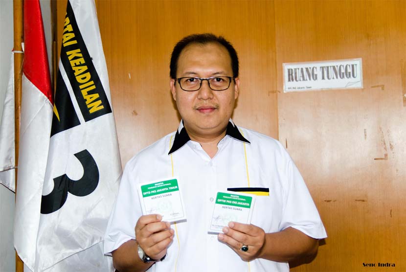 Ketua Umum DPW PKS DKI Jakarta periode 2010-2015 Selamat Nurdin memberikan hak suaranya pada Pemilihan Umum Internal PKS, di Kantor DPD PKS Jakarta Timur, Ahad (4/10). 