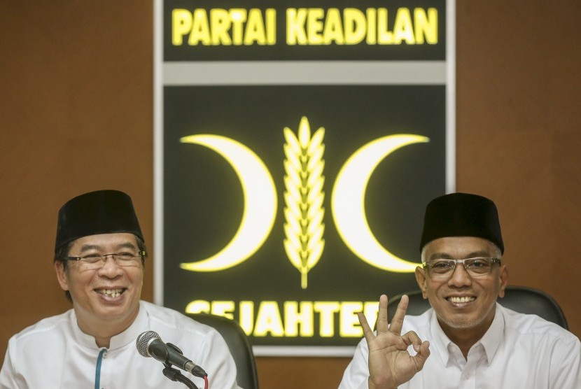 Ketua Umum DPW PKS Jawa Barat Nur Supriyanto (kiri), didampingi Sekum Abdul Hadi Wijaya.
