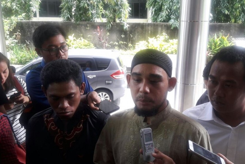 Ketua Umum Forum Umat Islam Bersatu (FUIB) Rahmat Himran melaporkan mantan penyanyi cilik Joshua Suherman ke Badan Reserse Kriminal Polri pada Selasa (9/1).