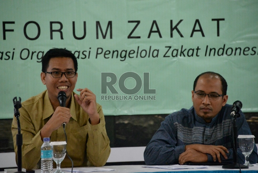 Ketua Umum Forum Zakat (FOZ) Nur Efendi (kiri) didampingi Sekjen FOZ Muh Sabeth Abilawa.  