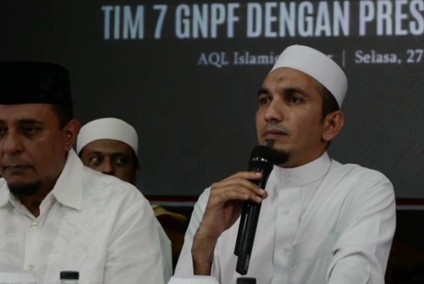 Ketua Umum Front Pembela Islam (FPI) KH Ahmad Sobri Lubis (kanan).