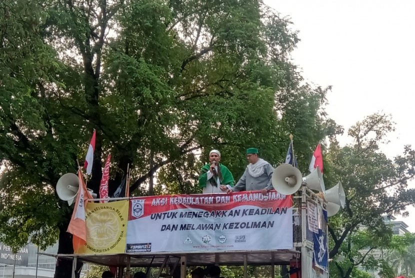 Ketua Umum Front Pembela Islam (FPI), Sobri Lubis saat berorasi di depan Kementerian Pertahanan, Jakarta Pusat, Kamis (27/6).