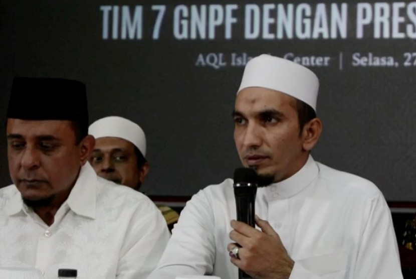 Ketua Umum Front Pembela Islam KH Ahmad Sobri Lubis (kanan).