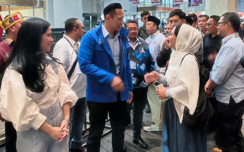 Ketua Umum G-Nesia Diah Warih Anjari (kanan) berbincang dengan Ketua Umum Partai Demokrat Agus Harimurti Yudhoyono jelang Pilpres 2024 lalu. 