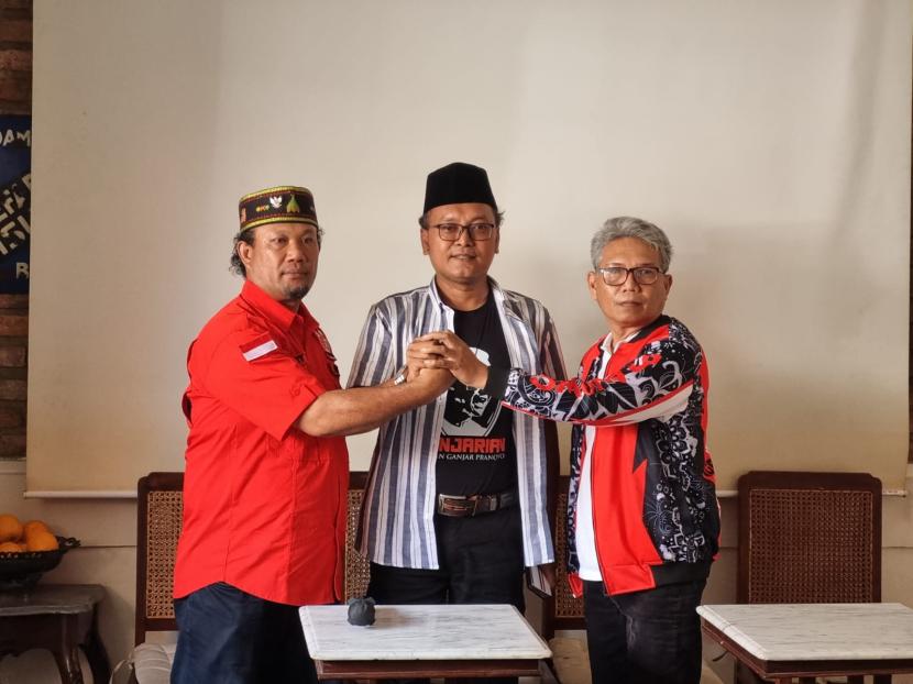 Juru Bicara Tim Pemenangan Nasional (Jubir TPN) Ganjar Pranowo-Mahfud MD, Guntur Romli (tengah).