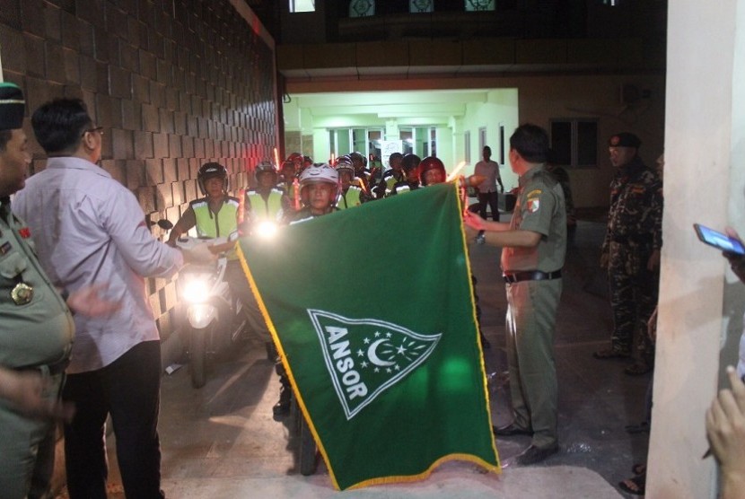 Ketua Umum Gerakan Pemuda Ansor Yaqut Cholil Qoumas secara simbolis memberangkatkan anggota Banser Lalu Lintas (Balantas) untuk pengamanan Posko Mudik Lebaran tahun 2017.
