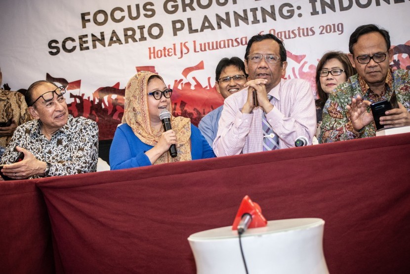 Ketua Umum Gerakan Suluh Kebangsaan Mahfud MD (kedua kanan) bersama sejumlah tokoh bangsa memberikan ketengan pers tentang kasus hoax dan politik identitas dalam Pemilu 2019, di Jakarta, Jumat (16/8/2019).
