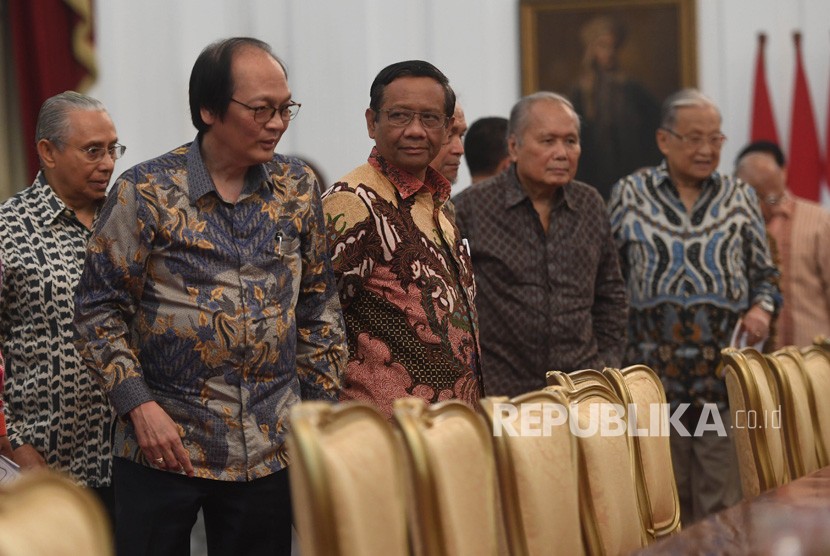 Ketua Umum Gerakan Suluh Kebangsaan Mahfud MD (tengah) bersama sejumlah tokoh dan budayawan mengikuti pertemuan dengan Presiden Joko Widodo di Istana Merdeka, Jakarta, Kamis (26/9/2019). 