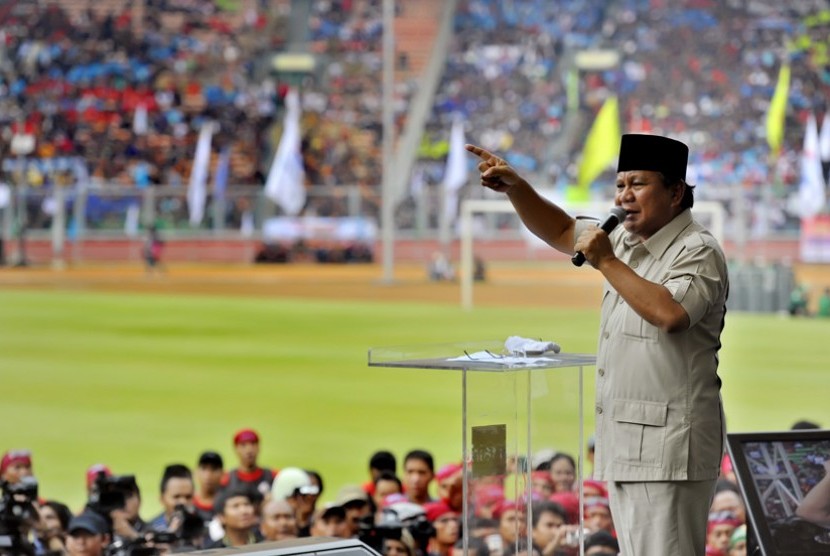 Ketua Umum Gerindra Prabowo Subianto berorasi dihadapan ribuan buruh saat peringatan Hari Buruh Internasional (Mayday) di Stadion Utama Gelora Bung Karno Senayan, Jakarta, Kamis (1/5). 