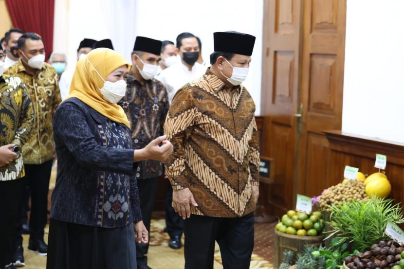 Ketua Umum Gerindra Prabowo Subianto bertemu dengan Gubernur Jawa Timur Khofifah Indar Parawansa. Analis politik menilai pertemuan Prabowo dan Khofifah pertanda buruk untuk Cak Imin.