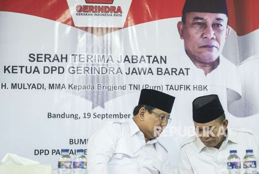 Ketua Umum Gerindra Prabowo Subianto (kiri) berbincang dengan Ketua DPD Gerindra Jabar  Brigjen TNI (purn) Taufik Hidayat (kanan) 