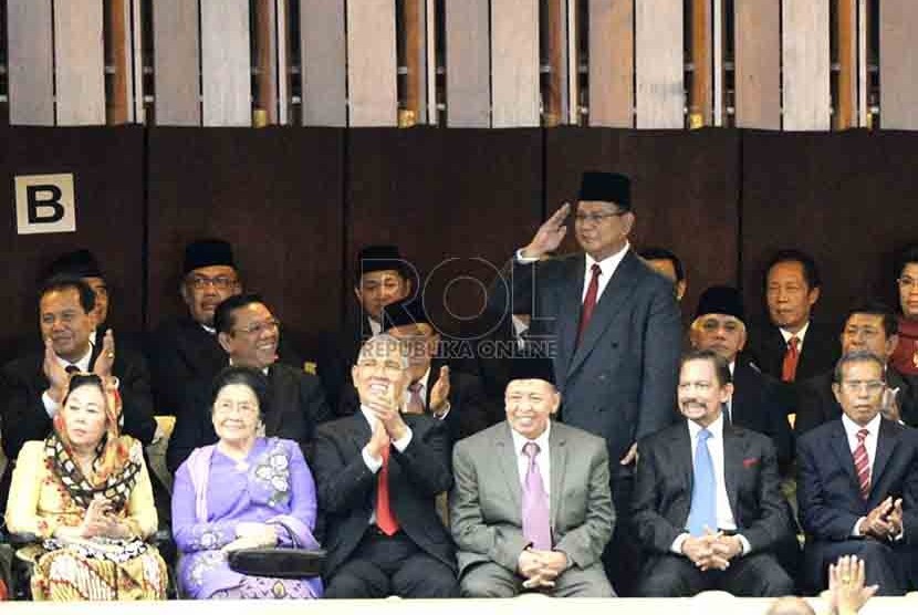   Ketua Umum Gerindra Prabowo Subianto memberi hormat saat acara pelantikan di Gedung Nusantara, Komplek Parlemen Senayan, Jakarta, Senin (20/10).
