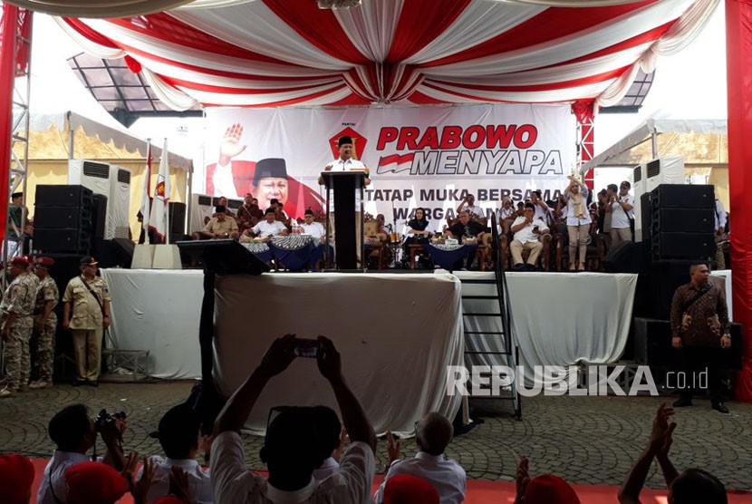Ketua Umum Gerindra Prabowo Subianto menyampaikan pidato politik dalam rapat akbar yang berlangsung di taman kota Andang Pangrenan Purwokerto Kabupaten Banyumas, Senin (14/5)