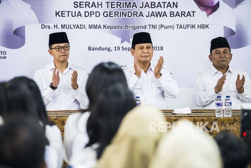 Ketua Umum Gerindra Prabowo Subianto (tengah) didampingi Wakil Ketua Umum Gerindra Sugiono (kiri) dan Ketua DPD Gerindra Jabar terpilih Brigjen TNI (purn) Taufik Hidayat (kanan).