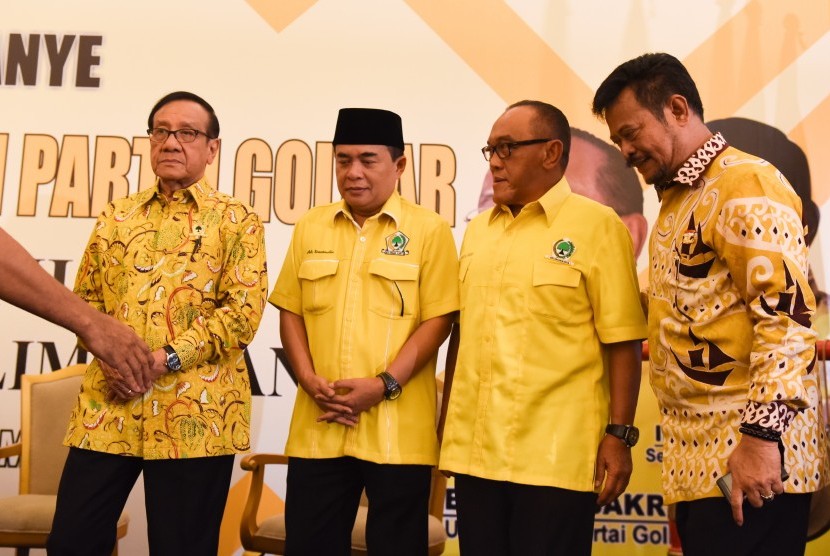 Ketua Umum Golkar Abu Risyal Bakrie (kedua kanan) berbincang dengan Ketua Dewan Pertimbangan Golkar Akbar Tandjung (kiri) dan Calon Ketua Umum Golkar no urut.1 Ade Komarudin (kedua kiri) serta calon Ketua Umum Golkar no urut. 8 Syahrul Yasin Limpo (kanan) 