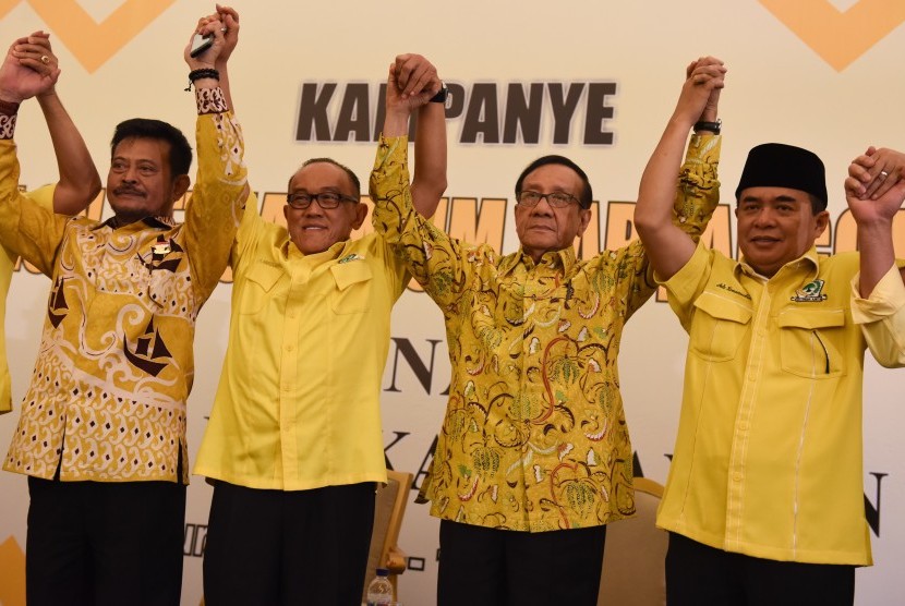 Ketua Umum Golkar Abu Risyal Bakrie (kedua kiri) bersama Ketua Dewan Pertimbangan Golkar Akbar Tandjung (kedua kanan) dan Calon Ketua Umum Golkar no urut.1 Ade Komarudin (kanan) serta calon Ketua Umum Golkar no urut. 8 Syahrul Yasin Limpo (kiri) saling ber