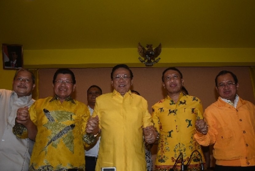 Ketua Umum Golkar Agung Laksono bersama pengurus versi munas Ancol.