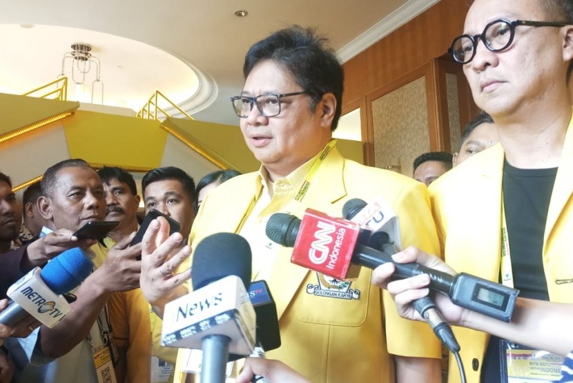 Ketua Umum Golkar Airlangga Hartarto memberikan keterangan pada awak media di Musyawarah Nasional (Munas) X Golkar di Hotel Ritz Carlton, Kuningan, Jakarta, Rabu (4/12).