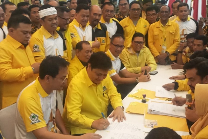 Ketua Umum Partai Golkar Airlangga Hartarto resmi mendaftar sebagai calon Ketua Umum Golkar, Senin (2/12). 