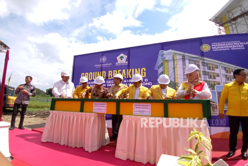 Ketua Umum Golkar Bahlil Lahadalia melakukan peletakan batu pertama pembangunan gedung asrama putra di Madrasah Muallimin Muhammadiyah, Sedayu, Yogyakarta, Ahad (18/5/2025).